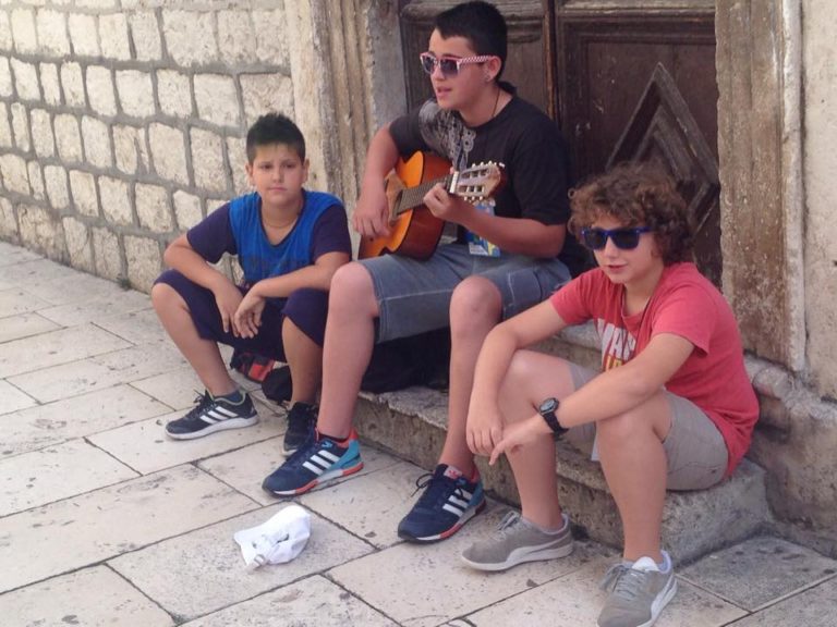 SVAKA ČAST: 13-godišnji Šibenčanin Luka pjeva i svira sugrađanima i turistima