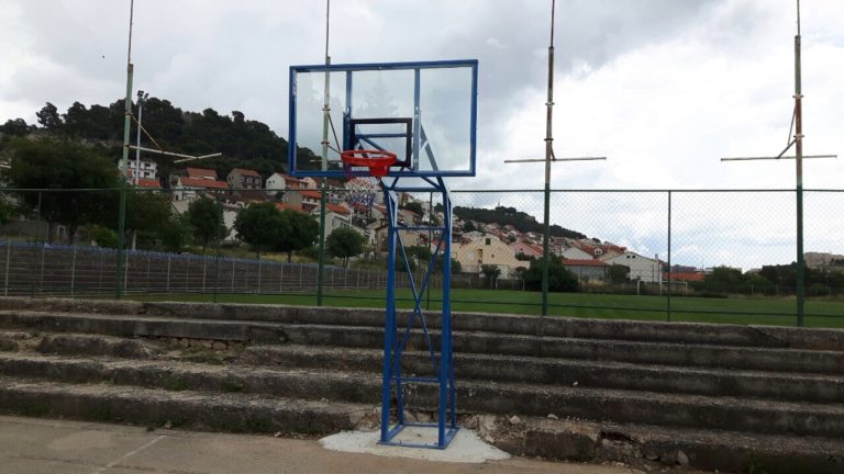 Basketaši u Crnici dobili novi koš, uskoro će se obnoviti i drugi