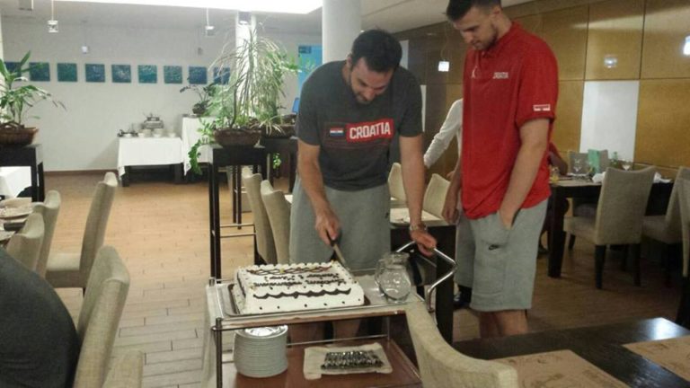 FOTO: Miru Bilana i Marka Arapovića nakon napornog treninga dočekala rođendanska torta