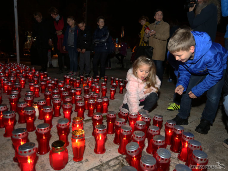 FOTO Šibenski učenici zapalili svijeće za vukovarske heroje