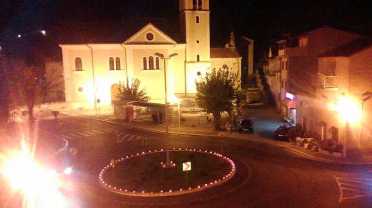 FOTO Zatonjani zapalili svijeće u spomen na stradale u Vukovaru i Škabrnji