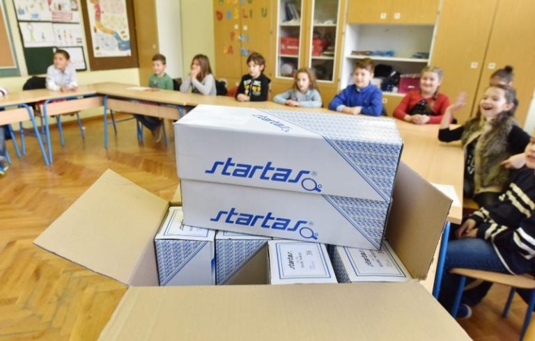 Skradinski učenici od gradske uprave na dar dobili startasice vukovarskog Borova