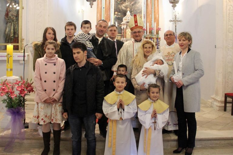Biskup Rogić u Rogoznici krstio sedmo dijete obitelji Majstorović