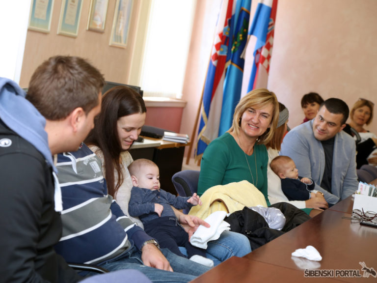 FOTO Branka Juričev Martinčev podijelila kuverte roditeljima s novorođenčadi