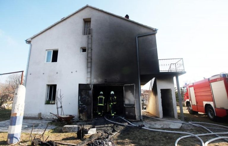 FOTO Tri osobe ozlijeđene u požaru obiteljske kuće u Rakovom Selu