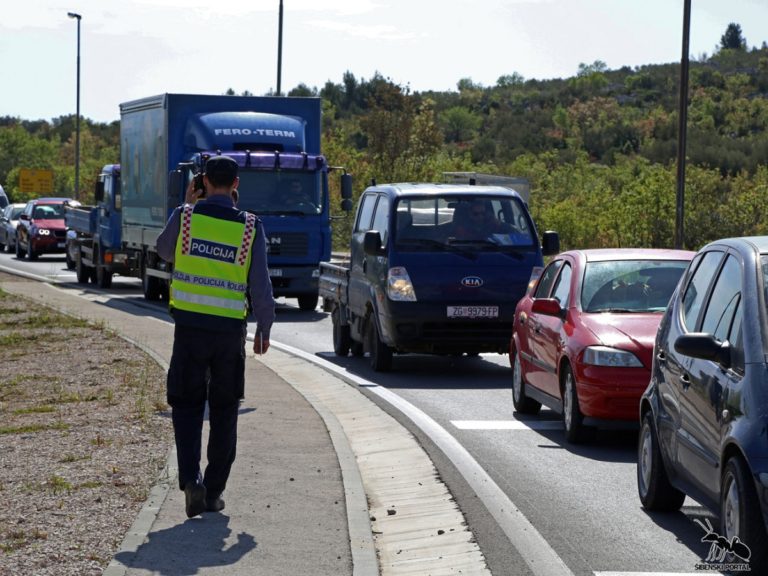 Vozač motocikla (45) teže ozlijeđen: U Bilicama pretjecao na nedozvoljenom mjestu, pa se sudario s Polom