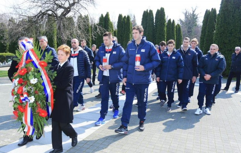 FOTO Tucak i Petković s kolegama iz vaterpolske reprezentacije posjetili vukovarska spomen – mjesta Domovinskog rata