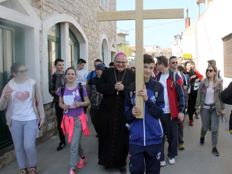 Križni put mladih Šibenske biskupije okupio dvjestotinjak hodočasnika