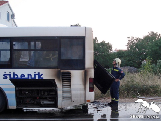 Jedna osoba ozlijeđena u sudaru školskog autobusa i automobila na križanju Kulušića oštarija – Miljevci