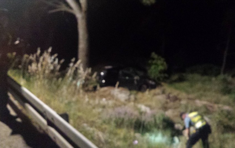 Teže ozlijeđen 64-godišnji suvozač u Toyoti, nakon što je vozač (57) izletio s ceste u Gračacu i udario u stablo