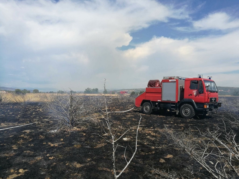 Noć u Kistanjama i Zelićima protekla mirno, više od 200 ljudi cijelu noć obilazilo požarišta