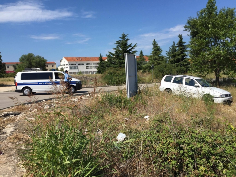 Pijan (37) Polom sletio s ceste na Pomišlju u Bilicama. Jedna osoba ozlijeđena u guranju auta natrag na put