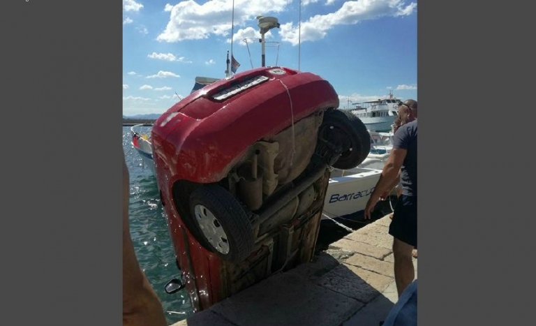 FOTO U Vodicama automobil upao u more, nema ozlijeđenih