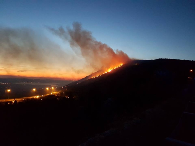 Požar u Bilicama i dalje aktivan, pedesetak vatrogasaca na terenu