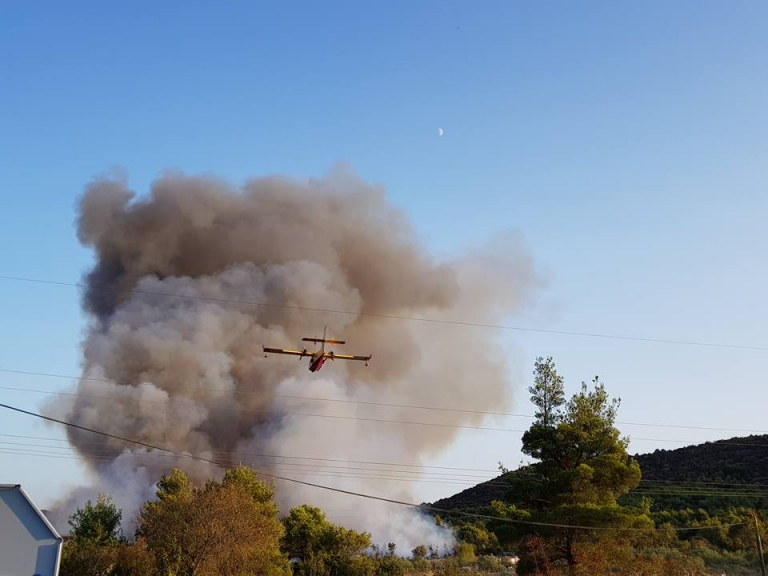 FOTO/VIDEO Kanaderi napustili požarište u Bilicama, na terenu ostaje 31 vatrogasac