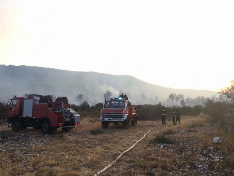 Požar u Bilicama skrivio je starac (84). Spaljivao je korov i zapalio dva hektara oko sebe