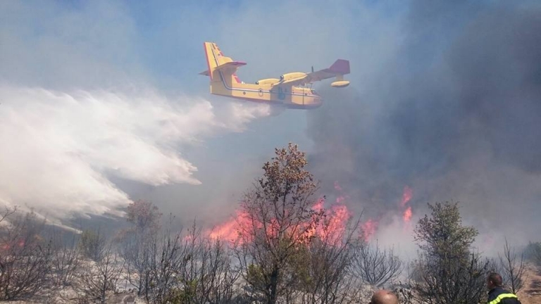 Vatrogasci lokalizirali požar na Midenom brdu i ugasili vatru kod Vodica i Rupa