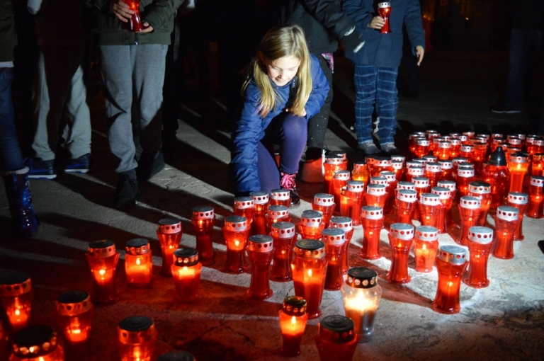 FOTO/VIDEO Šibenski osnovci zapalili stotine lampiona u spomen na vukovarske heroje