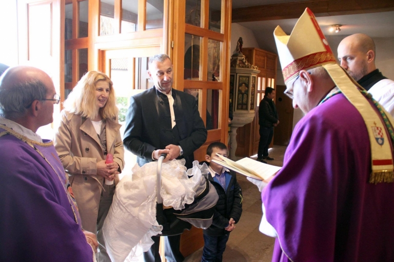 FOTO Biskup Rogić u Rogoznici krstio osmo dijete Snježane i Milana Majstorović