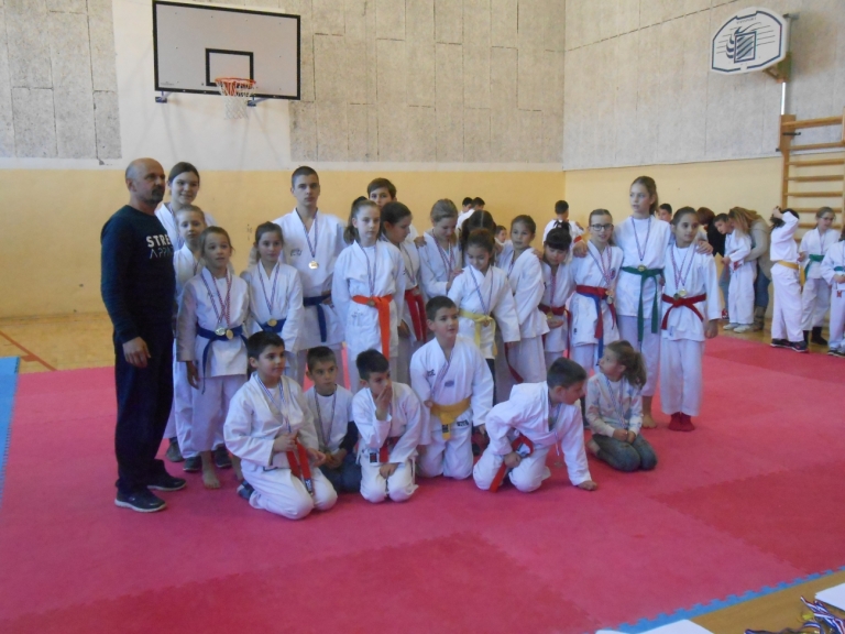 FOTO Karate klub Šibenik na Božićnom turniru predstavio novi tim za nove izazove