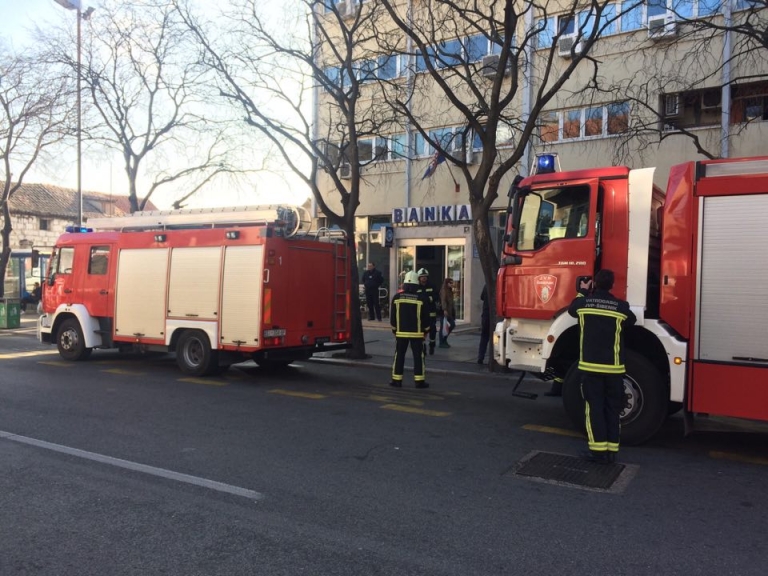 FOTO/VIDEO Klijenti i zaposlenici Jadranske banke evakuirani nakon što se oglasio alarm