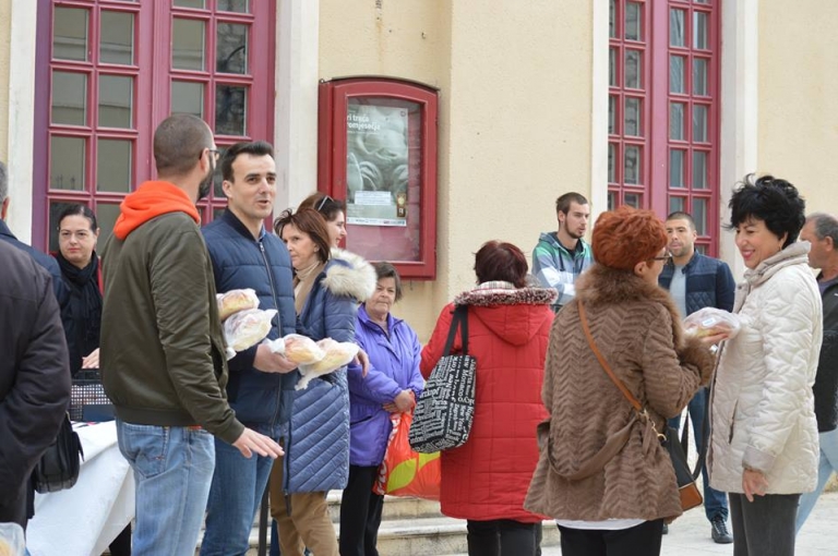 FOTO Mali znak pažnje: Šibenski HDZ građanima podijelio uskrsne pogače
