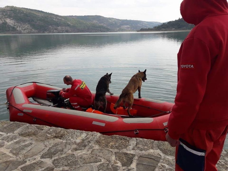 Dok su ljudi čekali nove vijesti, članici HGSS-a na Visovačkom jezeru nestala vrijedna ronilačka oprema