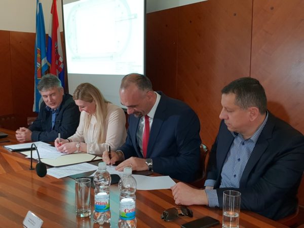 Janica Kostelić s kninskim gradonačelnikom potpisala 1,5 milijuna kuna vrijedan ugovor za izgradnju atletske staze
