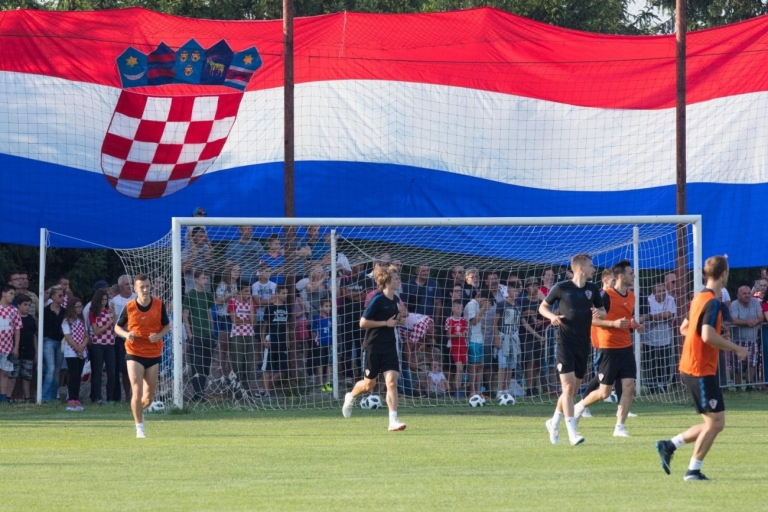 FOTO Lijepa naša trobojnica: Gigantska hrvatska zastava prekrila cijeli travnjak u Osijeku