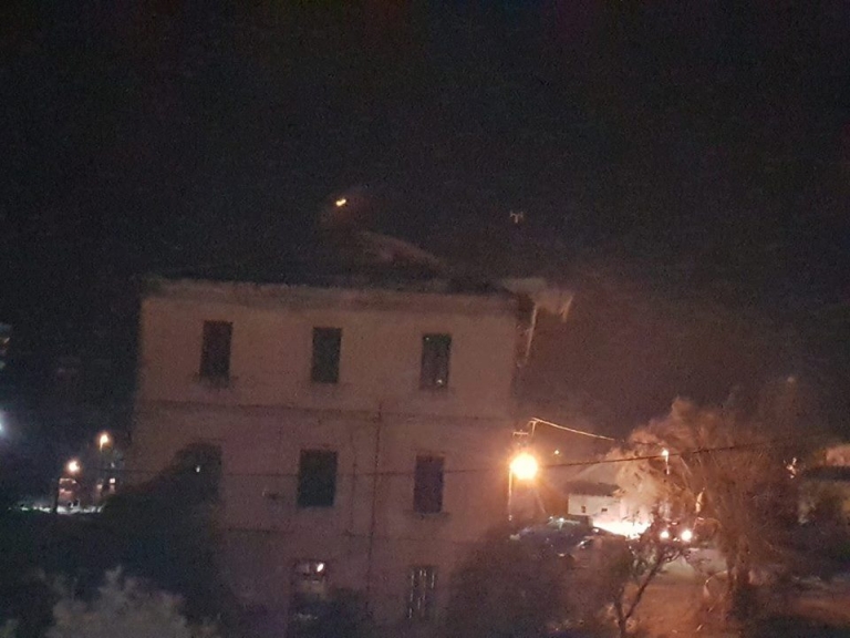 Šibenik i okolica ostali u potpunom mraku, s krova kuće u Crnici letjeli crjepovi i oštetili automobil