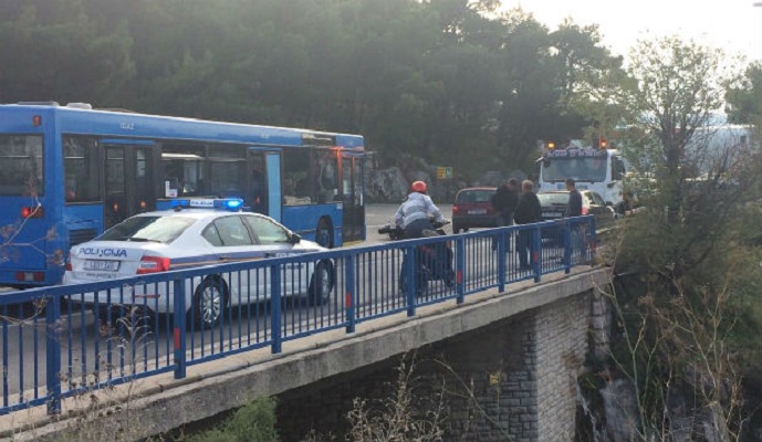 Jedna osoba ozlijeđena u sudaru autobusa i automobila u Dubravi