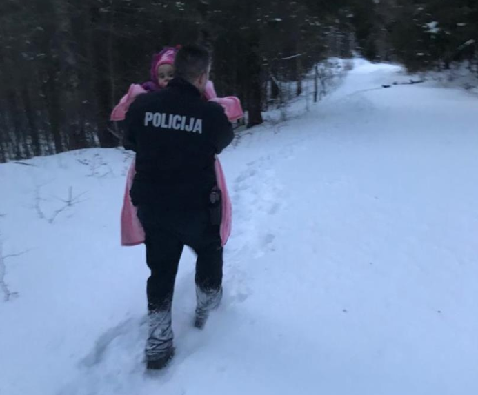 FOTO Pogledajte kako su policajci spašavali malene migrante i njihove roditelje iz dubokog snijega na Plješevici