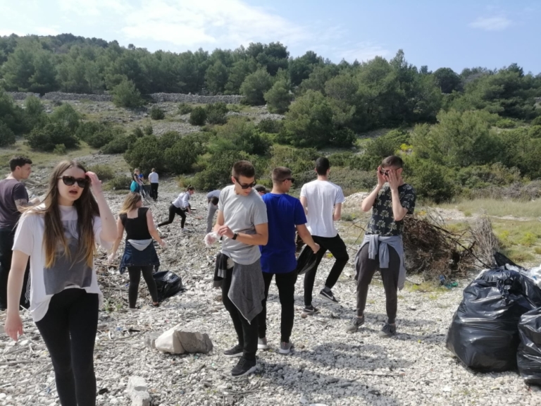 FOTO Studenti šibenskog Veleučilišta sudjelovali u eko projektu na Žirju i očistili uvalu od otpada