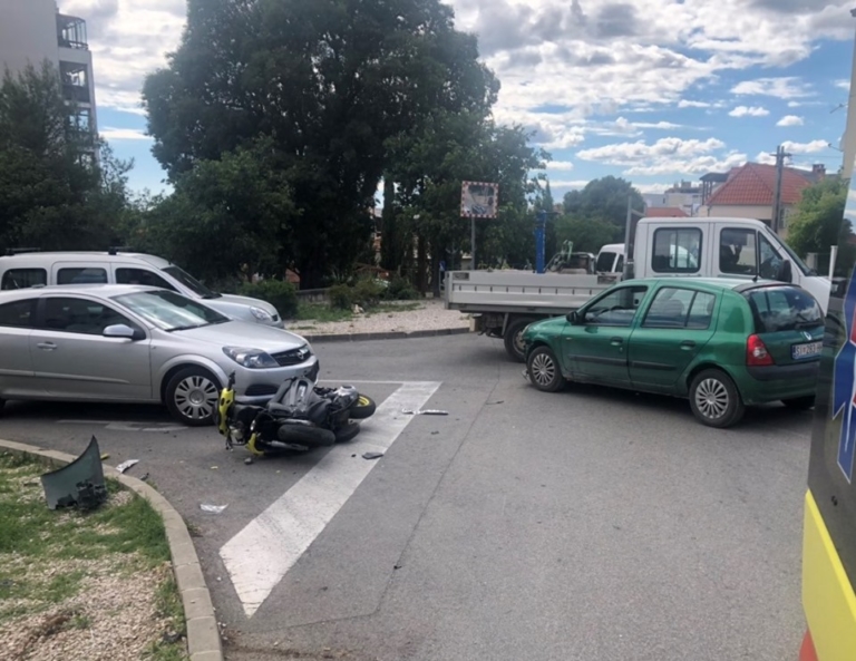 FOTO U prometnoj nesreći kod Garaže sudarili se skuter i dva auta: Jedna osoba prebačena u bolnicu