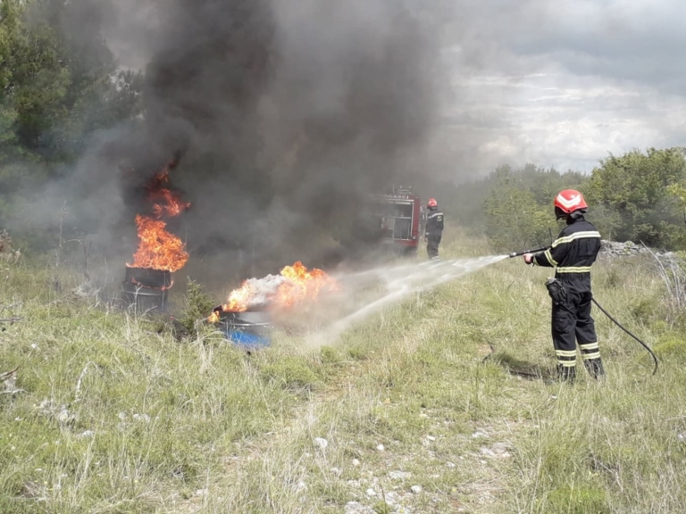 Spaljivala biljni otpadVatrogasac (35) lakše ozlijeđen u gašenju požara u Dubravicama: 84-godišnjakinji vatra izmakla kontroli