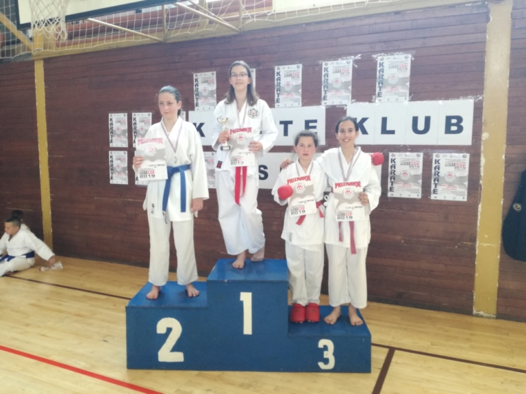 FOTO Petra Mihaljević donijela dvije nove medalje Karate klubu Krka Drniš