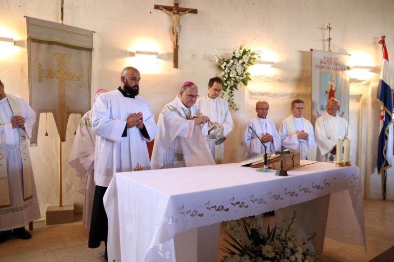 Misu predvodio biskup Tomislav RogićU Vodicama proslavljen blagdan Gospe Karmelske