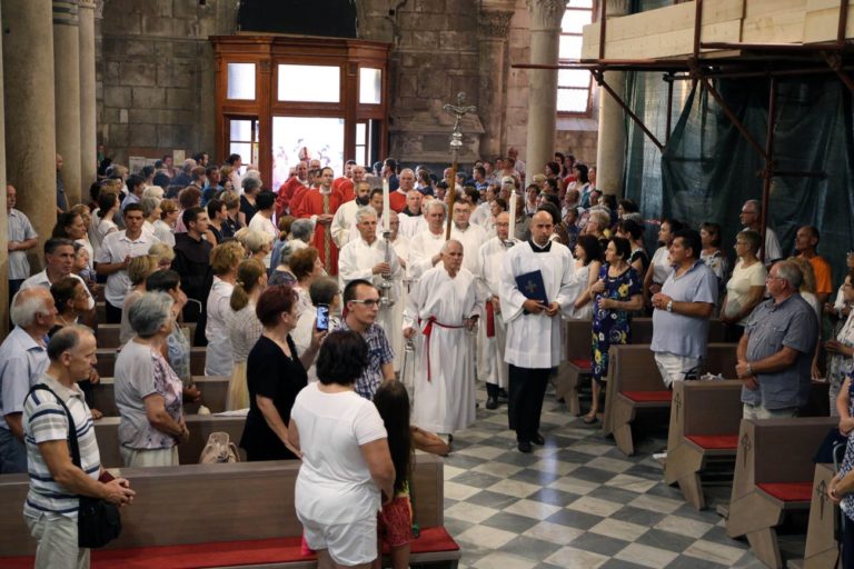 Rogić obilježio tri godine biskupovanjaFOTO Sveti Jakov proslavljen misom u katedrali pred brojnim vjernicima