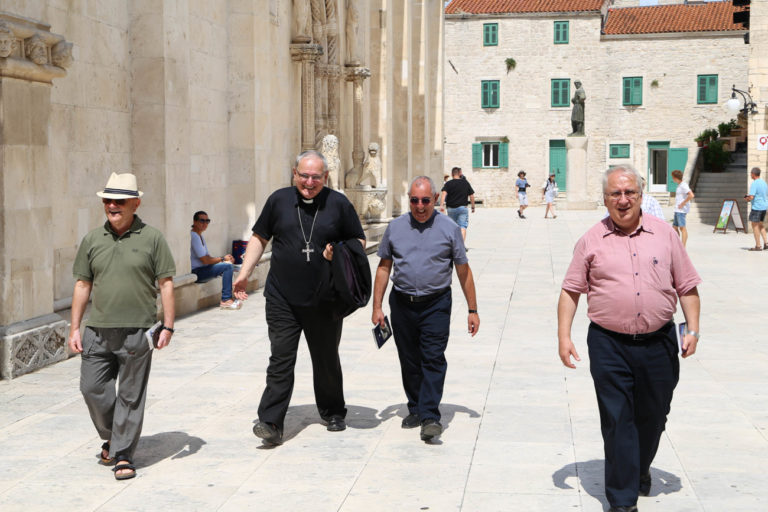 Oduševljen viđenimPapin vikar za Rim u sklopu posjeta Šibeniku obišao Interpretcijski centar Civitas Sacra