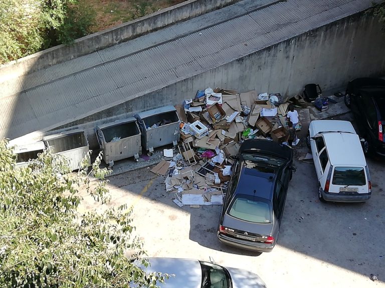 Nekima još nije jasno što je korisni otpadOpet narasla gomila otpada uz kontejnere na Trgu Andrije Hebranga