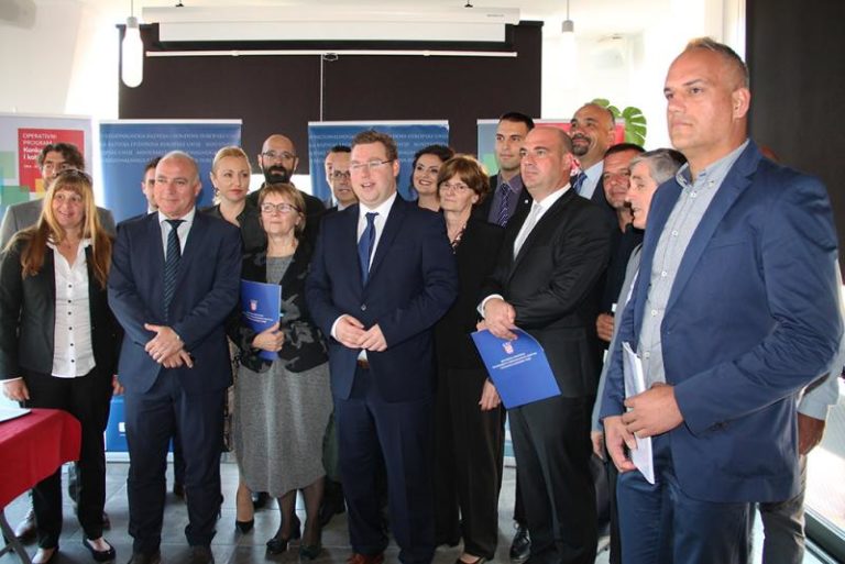 Ugovori vrijedni preko 100 milijuna kunaMinistar Pavić i 17 korisnika EU fondova potpisali ugovore: ‘Malim poduzetnicima to mnogo znači jer ne moramo u kredit’