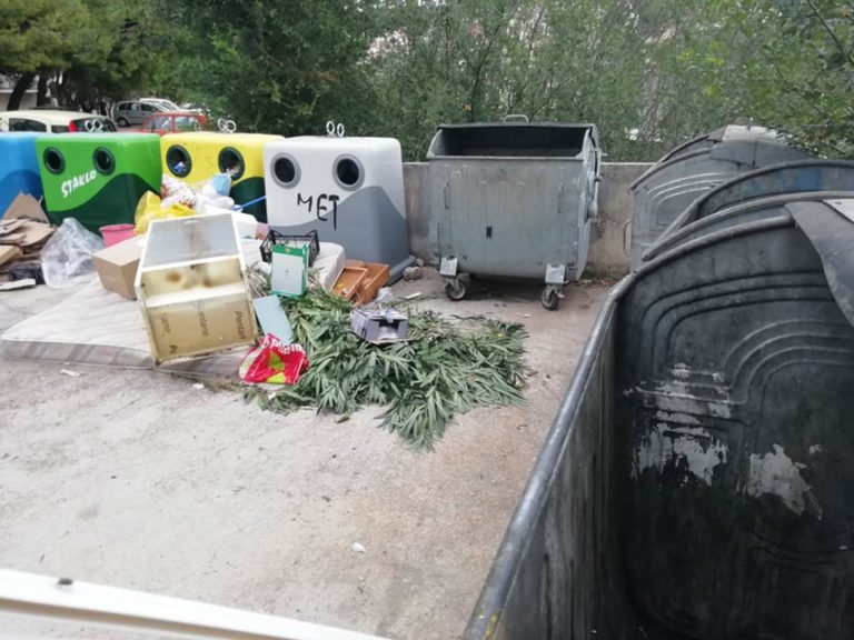 Kontejneri puni, a oko njih i glomazni otpadFoto kritika: Građani otpadom zatrpali zeleni otok kod škole na Vidicima