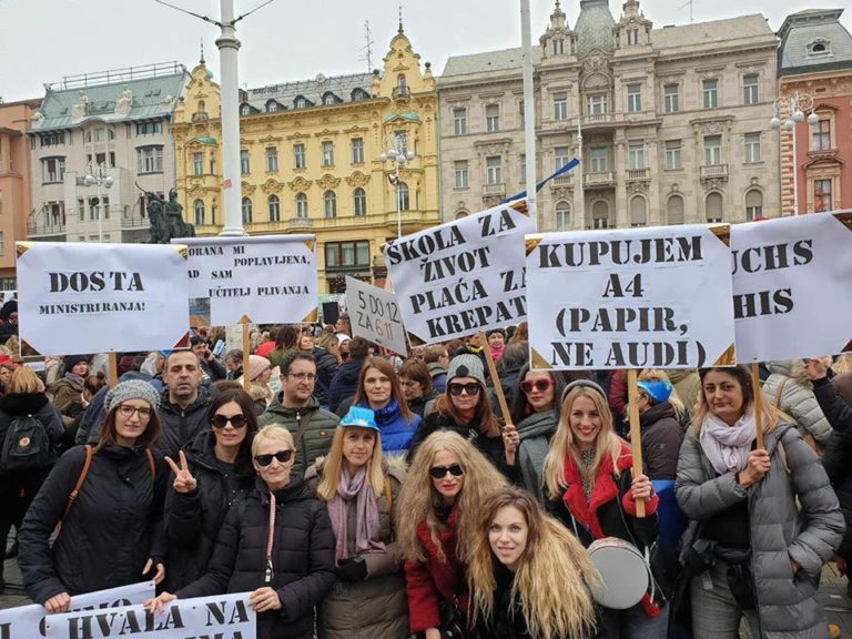 'Nedostaju mi moji učenici, ali ovo je za njihovu bolju budućnost'U Zagrebu 20 tisuća prosvjednika, iz Šibenika stigli u nekoliko autobusa: ‘Kupujem A4. Papir, ne Audi’