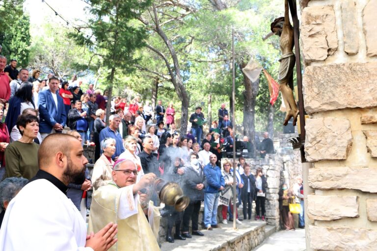 Misu predvodio biskup Tomislav RogićFOTO Obilježeno 300 godina štovanja Gospe od Karavaja u Tisnom