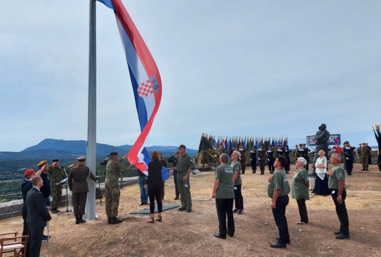 Očekuju se govoriPredsjednik Milanović obavio smotru i na Kninskoj tvrđavi podignuta hrvatska zastava