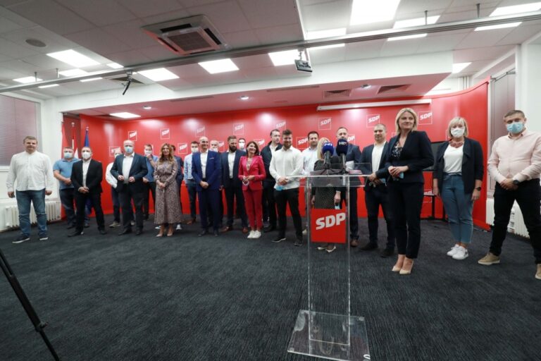 Unutarstranački izboriSDP-ovci u subotu biraju četvrtog lidera stranke. Od 32 tisuće članova, njih 12 tisuća ima pravo glasati